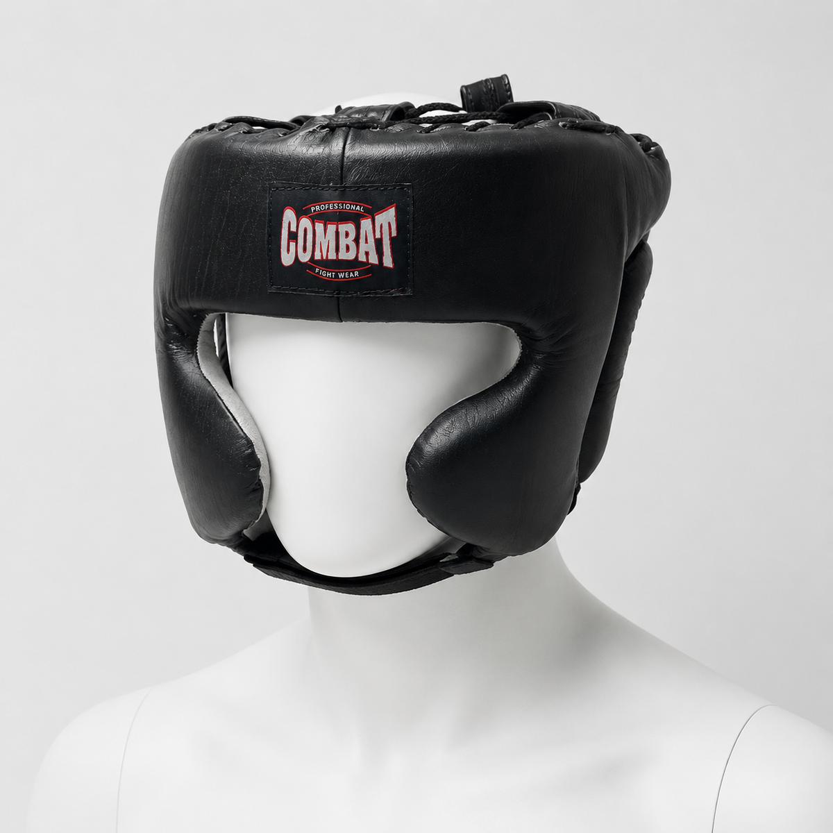 Casque de boxe en cuir COMBAT porté par un mannequin blanc sans visage