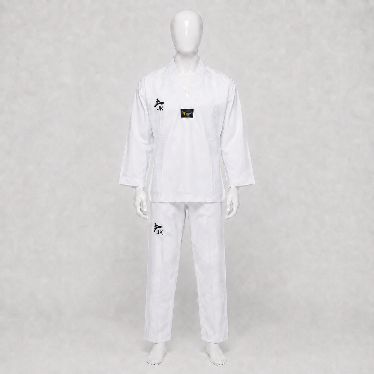 Dobok Fighter JK à col blanc sur mannequin, logos alignés