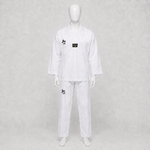Dobok Fighter JK à col blanc sur mannequin, logos alignés