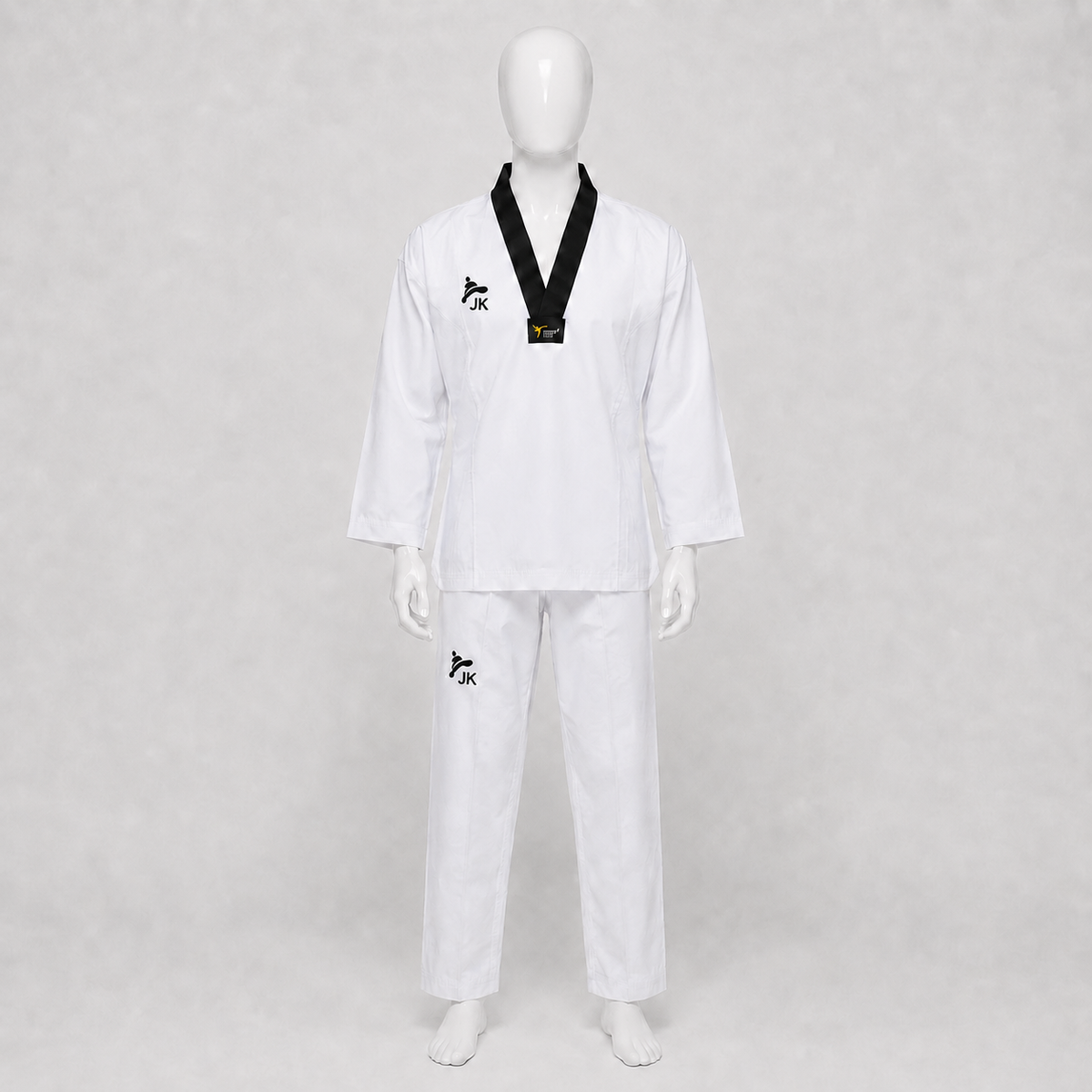 Dobok Fighter JK à col noir sur mannequin, logos alignés