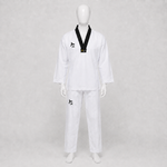Dobok Fighter JK à col noir sur mannequin, logos alignés
