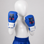 Gants de boxe enfants 4 oz bleus portés par un mannequin blanc sans visage