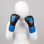 Gants de boxe enfants Liberlupus noirs 4 oz portés par un mannequin blanc sans visage