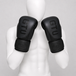 Gants de boxe GTU Hermosa Vida noirs portés dans le bon sens par un mannequin blanc sans visage