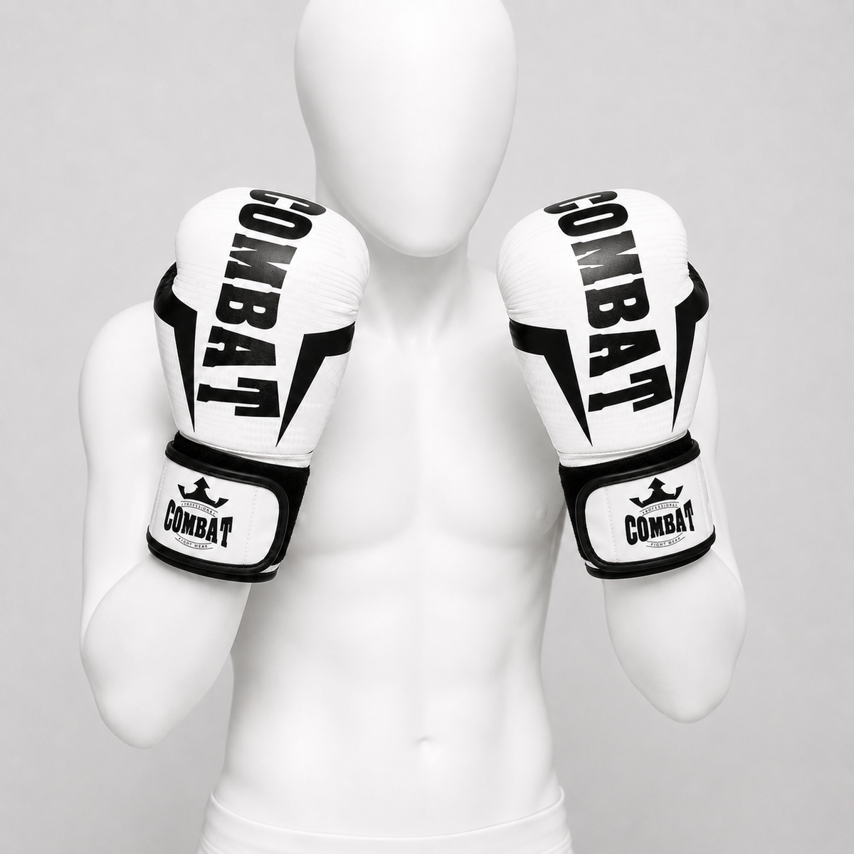 Gants de boxe High Range blancs portés dans le bon sens par un mannequin blanc sans visage