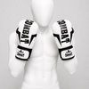 Gants de boxe High Range blancs portés dans le bon sens par un mannequin blanc sans visage