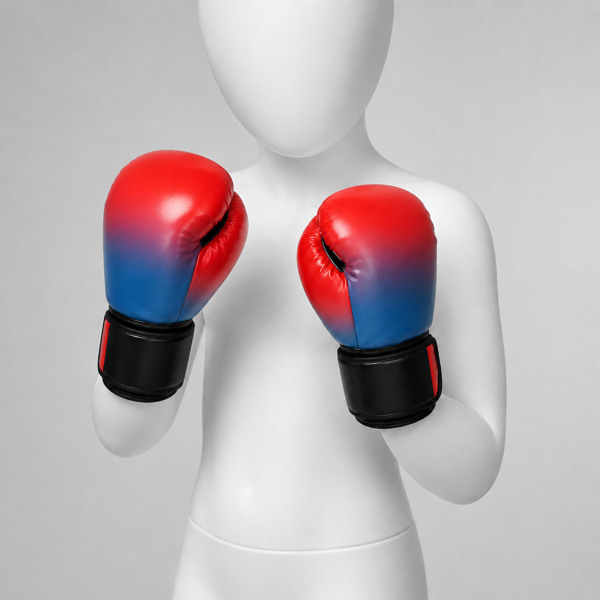 Gants de boxe Liberlupus rouge et bleu portés correctement en garde sur mannequin blanc sans visage