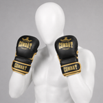 Gants de MMA Combat noir et or rembourrés sur mannequin blanc sans visage