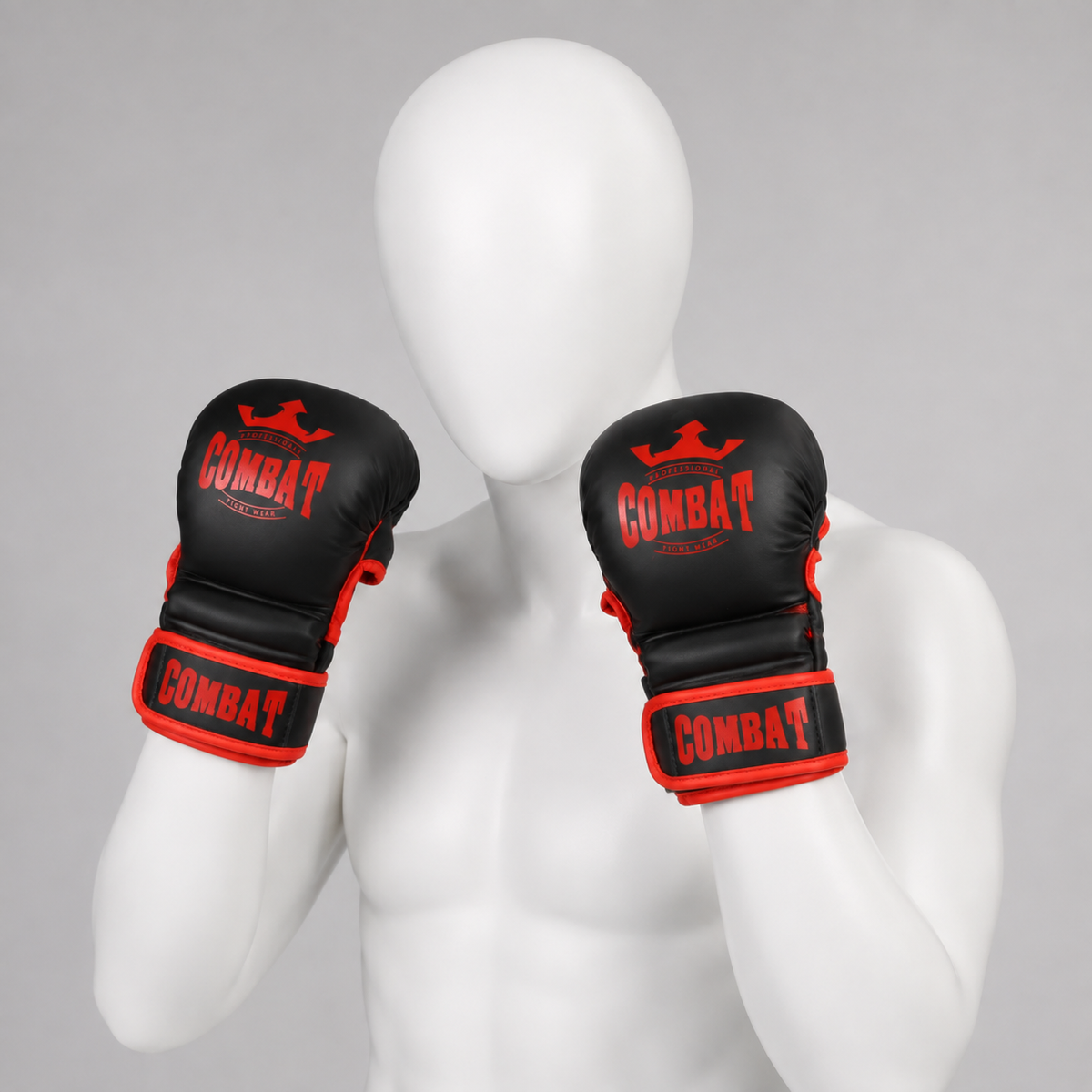 Gants de MMA Combat noir et rouge rembourrés sur mannequin blanc sans visage