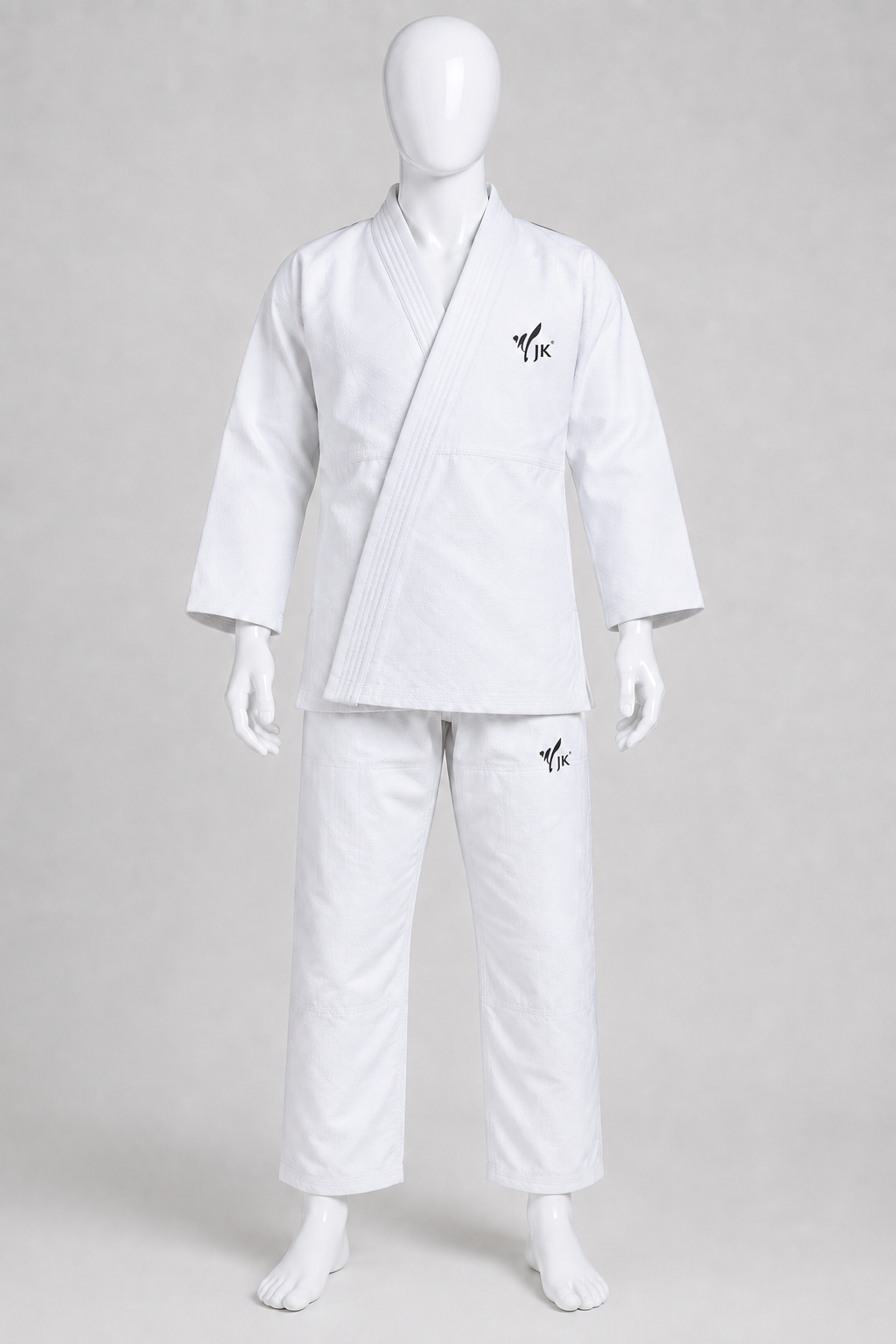 Kimono de judo blanc adulte avec logos JK porté par un mannequin blanc sans visage