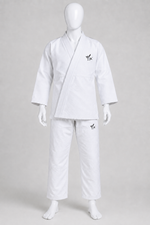 Kimono de judo blanc adulte avec logos JK porté par un mannequin blanc sans visage