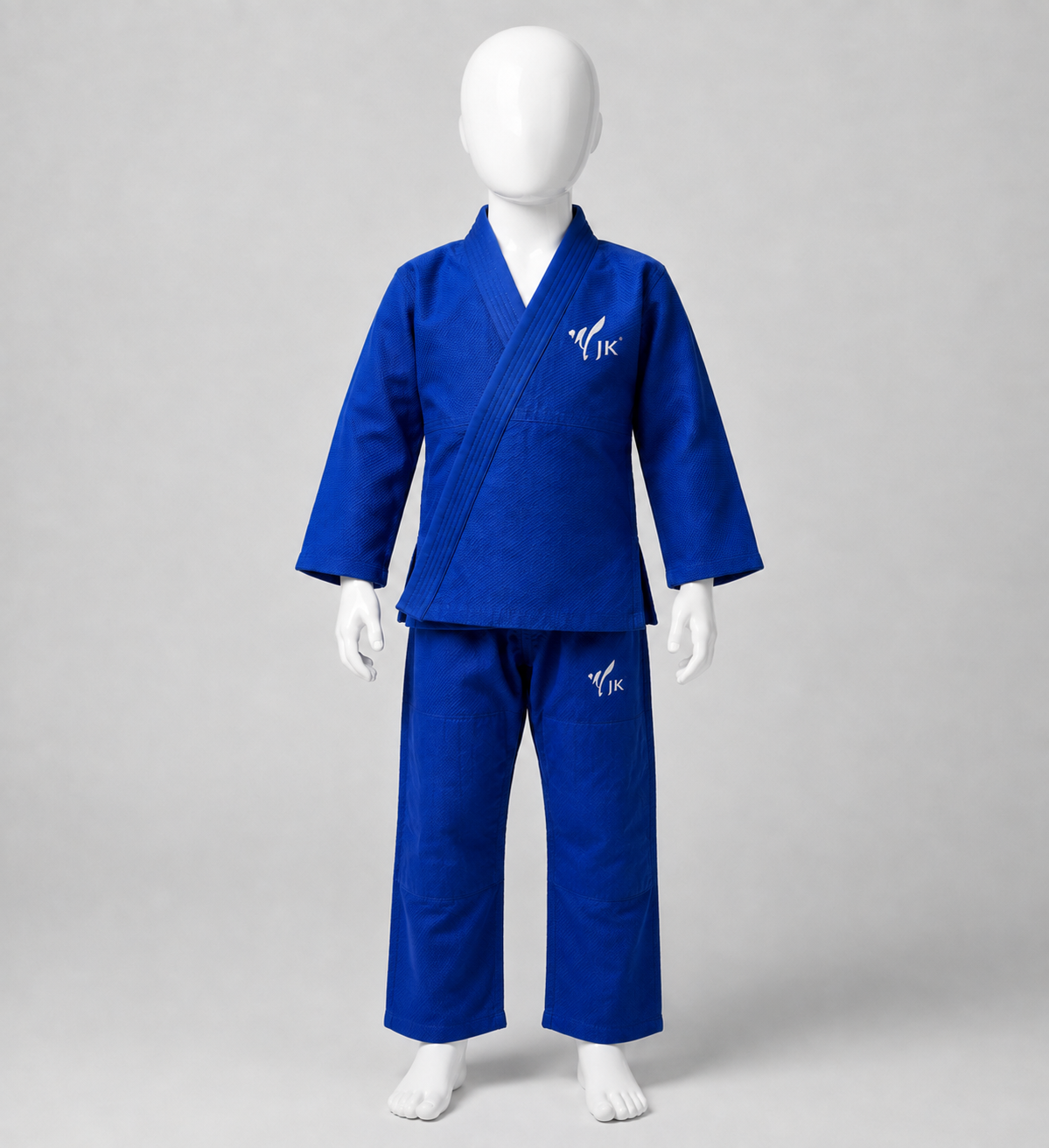 Kimono de judo bleu enfant avec logos JK porté par un mannequin blanc sans visage