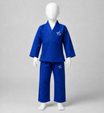Kimono de judo bleu enfant avec logos JK porté par un mannequin blanc sans visage