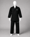 Kimono de karaté kata noir adulte avec logos JK porté par un mannequin blanc sans visage