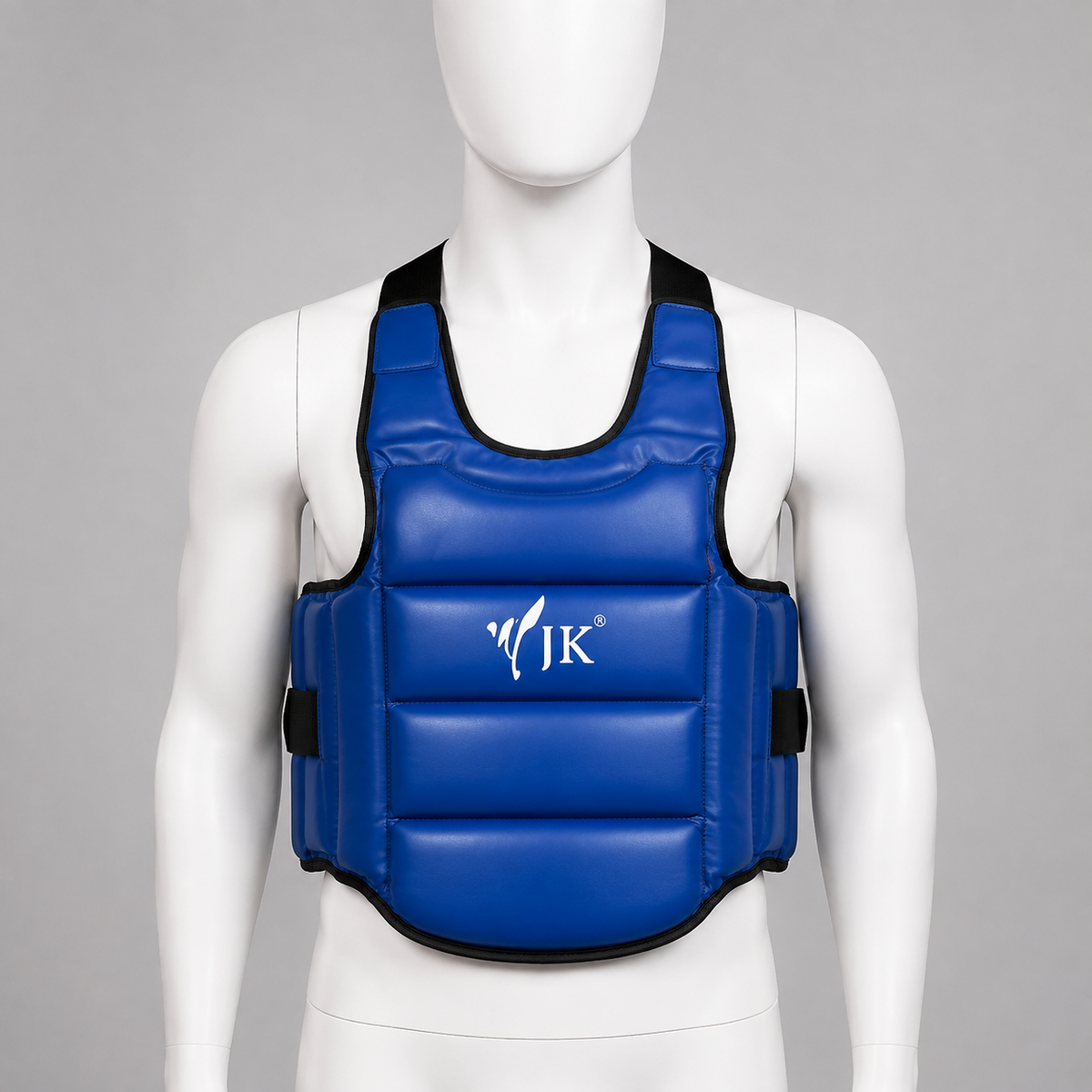Plastron karaté réversible JK porté par un mannequin blanc sans visage
