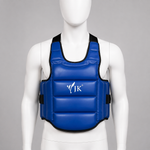 Plastron karaté réversible JK porté par un mannequin blanc sans visage