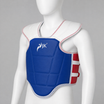 Plastron taekwondo JK porté par un mannequin blanc sans visage