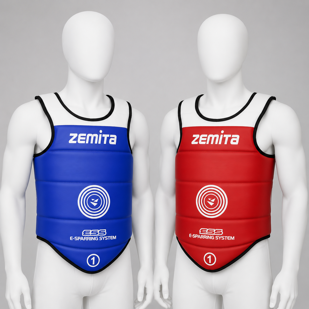 Paire de plastrons Zemita rouge et bleu portée par deux mannequins blancs sans visage