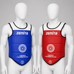 Paire de plastrons Zemita rouge et bleu portée par deux mannequins blancs sans visage