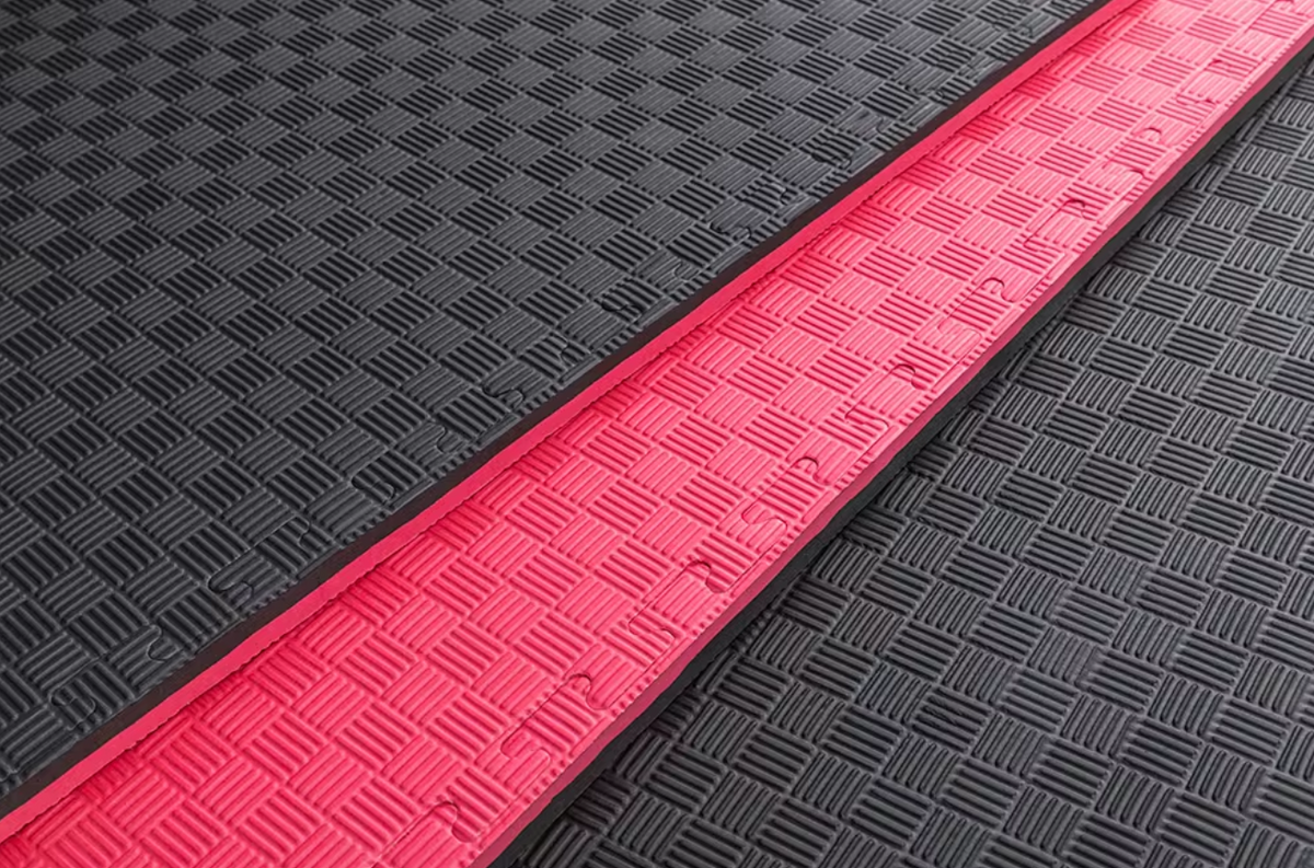 Tatami puzzle 2,5 cm rouge/noir – design Five Stripes