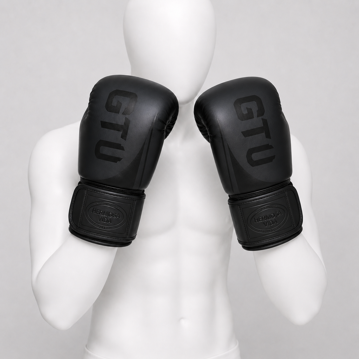 Gants de boxe GTU Hermosa Vida noirs portés dans le bon sens par un mannequin blanc sans visage