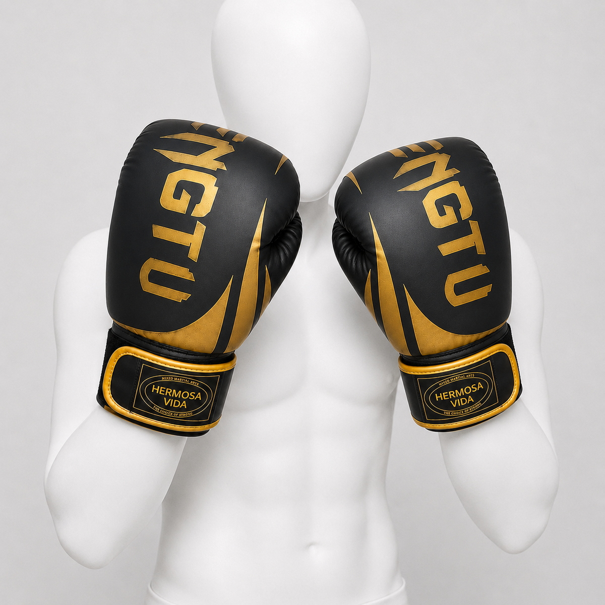 Gants de boxe GTU Hermosa Vida noir et or portés dans le bon sens par un mannequin blanc sans visage