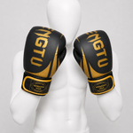 Gants de boxe GTU Hermosa Vida noir et or portés dans le bon sens par un mannequin blanc sans visage