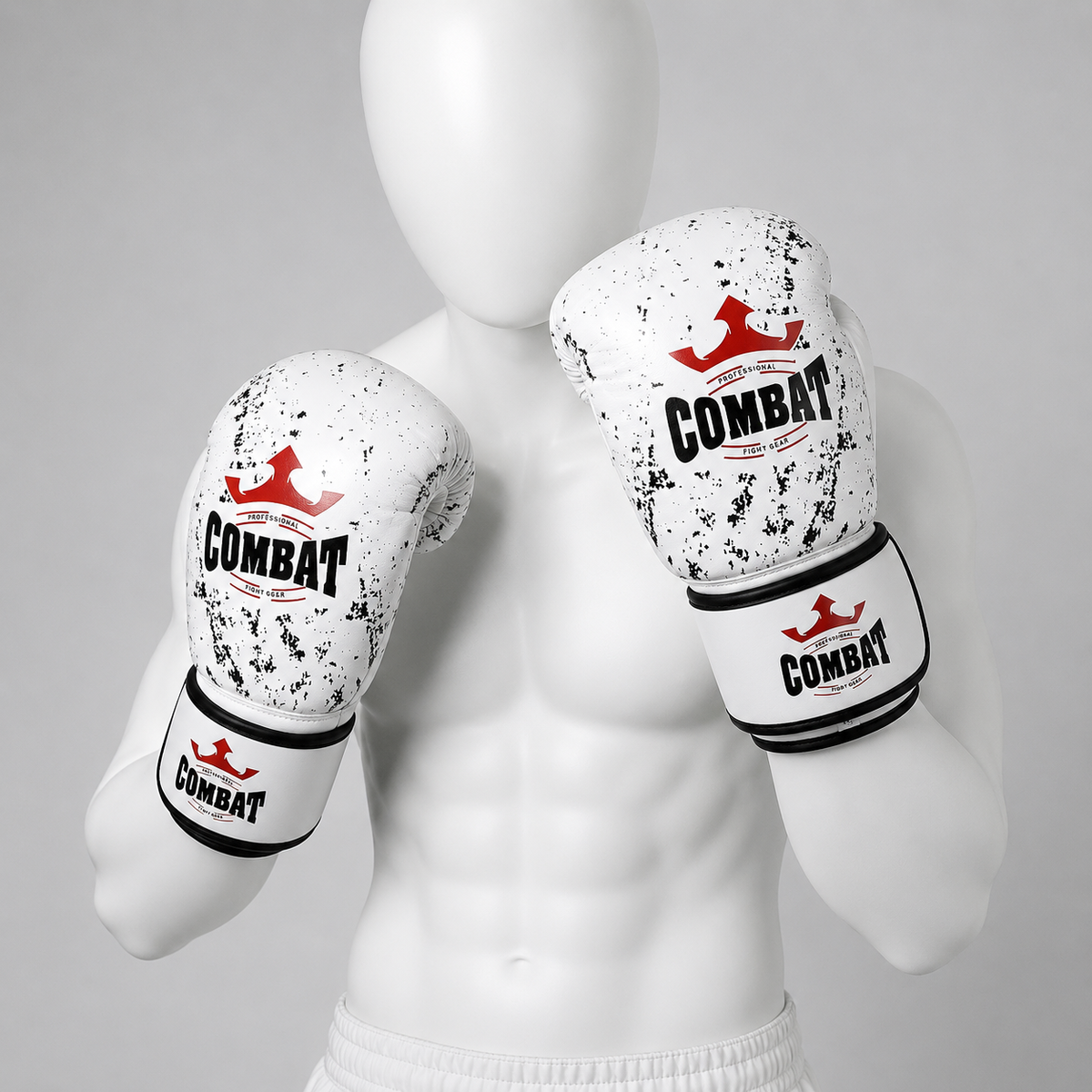Gants de boxe Iron Fist portés par un mannequin blanc sans visage