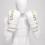 Gants de boxe UWT blanc et or portés dans le bon sens par un mannequin blanc sans visage