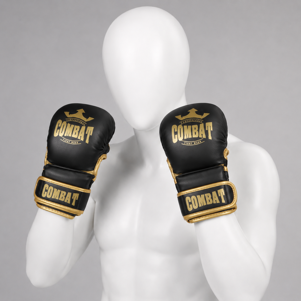 Gants de MMA Combat noir et or rembourrés sur mannequin blanc sans visage