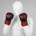 Gants de MMA Combat noir et rouge rembourrés sur mannequin blanc sans visage