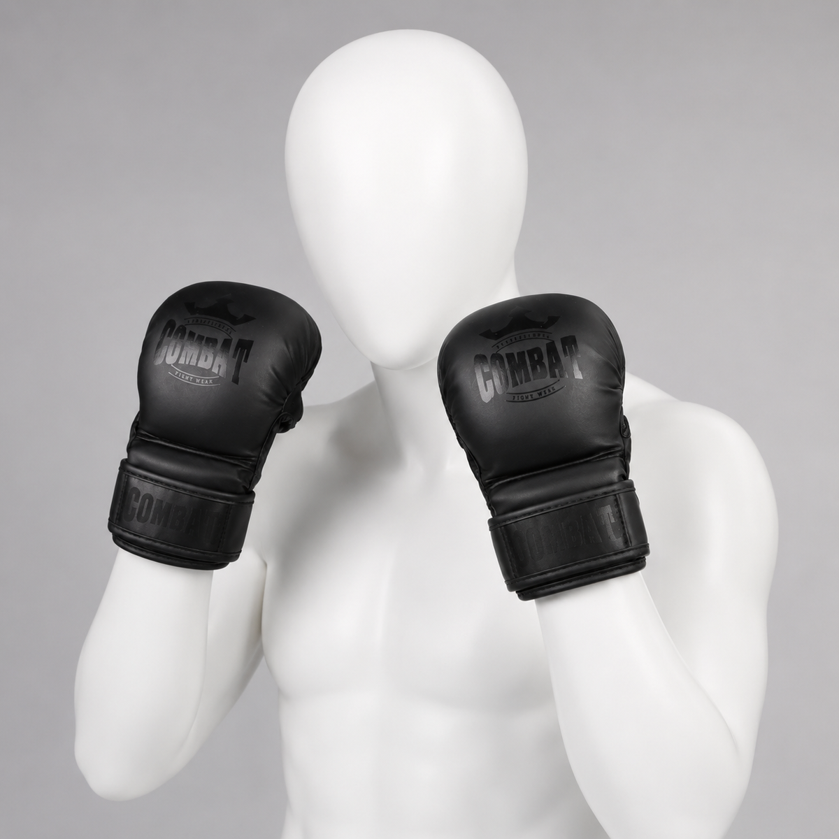 Gants de MMA Combat rembourrés portés par un mannequin blanc sans visage