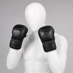 Gants de MMA Combat rembourrés portés par un mannequin blanc sans visage