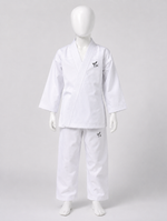 Kimono de karaté kata blanc enfant avec logos JK porté par un mannequin blanc sans visage