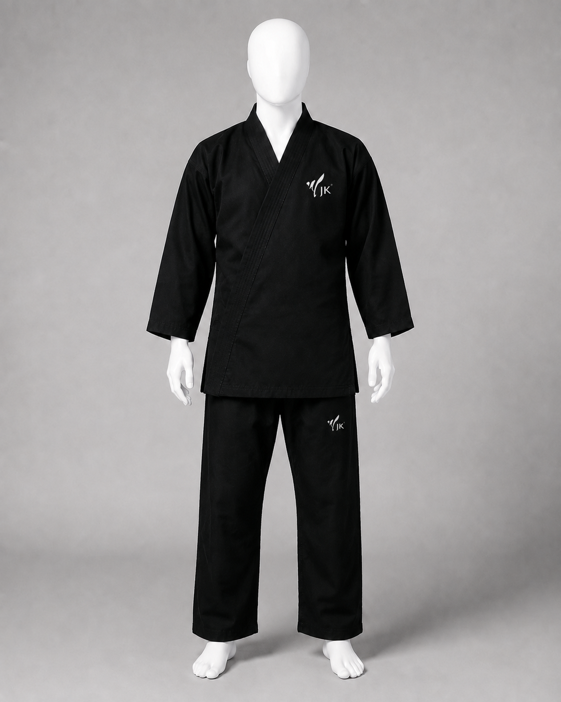 Kimono de karaté kata noir adulte avec logos JK porté par un mannequin blanc sans visage