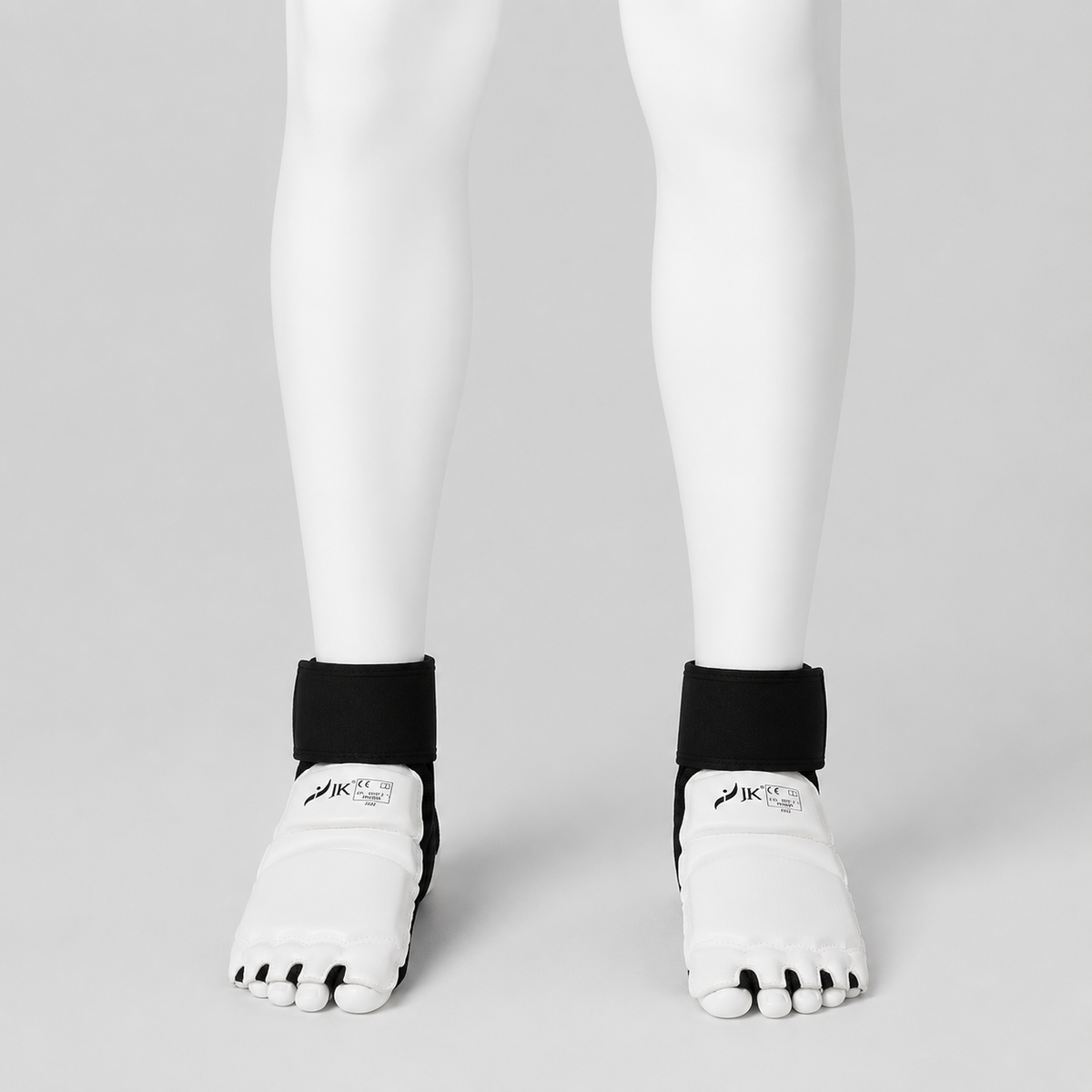 Pitaines Taekwondo JK portées par un mannequin blanc sans visage