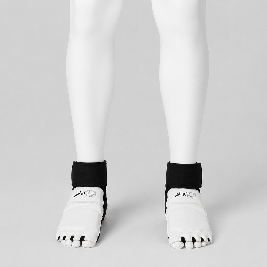 Pitaines Taekwondo JK portées par un mannequin blanc sans visage