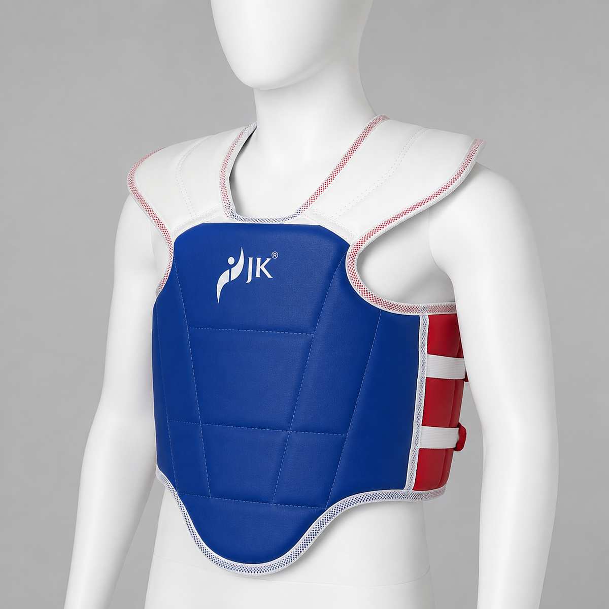 Plastron taekwondo JK porté par un mannequin blanc sans visage