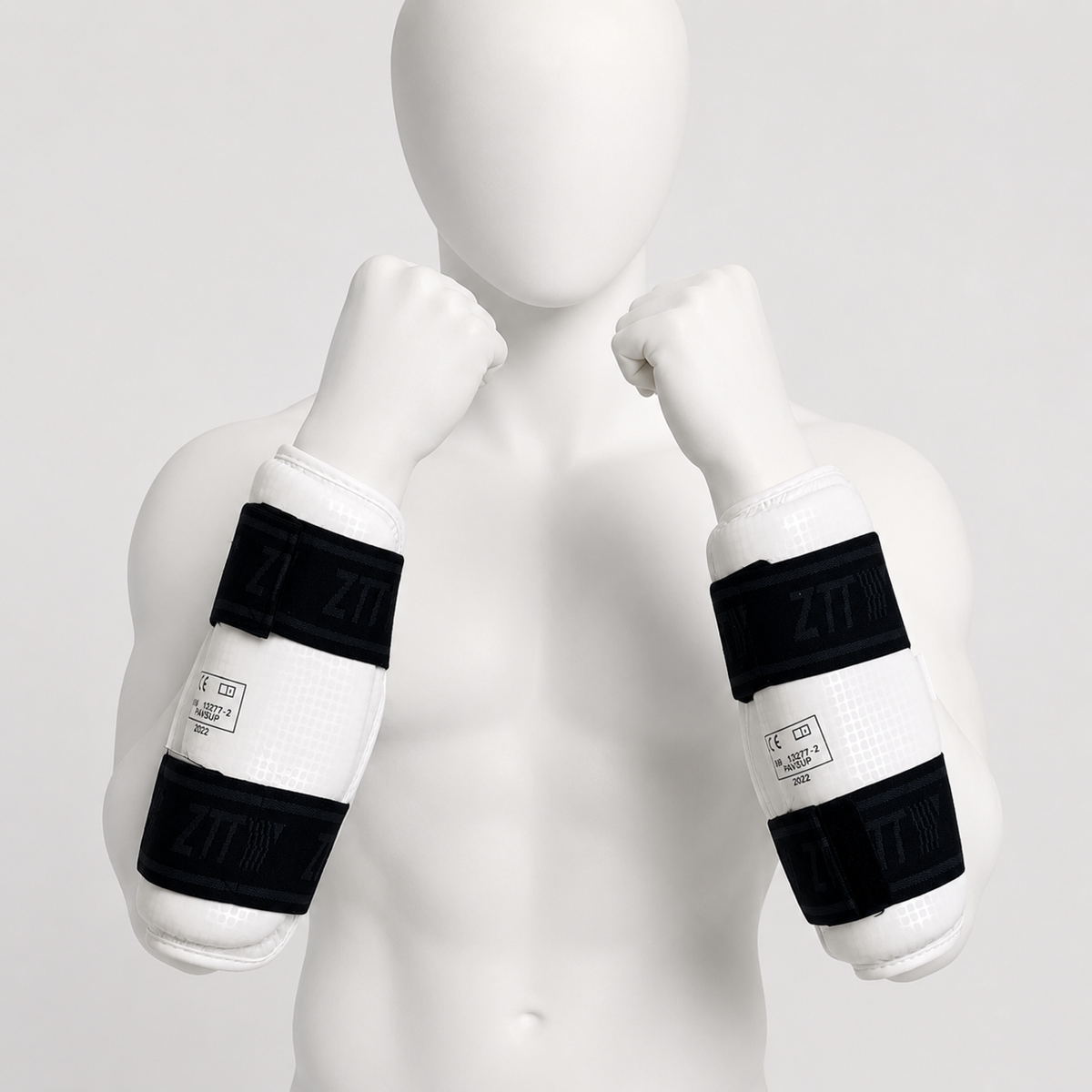 Protège-avant-bras taekwondo portés par un mannequin blanc sans visage