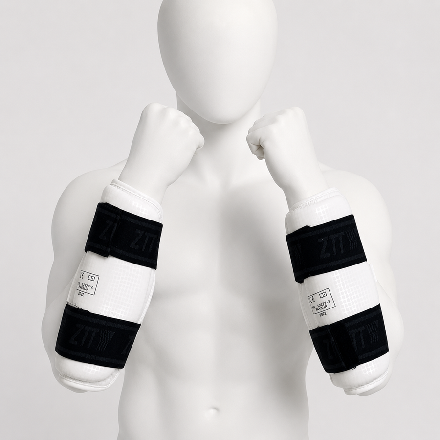 Protège-avant-bras taekwondo portés par un mannequin blanc sans visage
