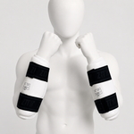 Protège-avant-bras taekwondo portés par un mannequin blanc sans visage