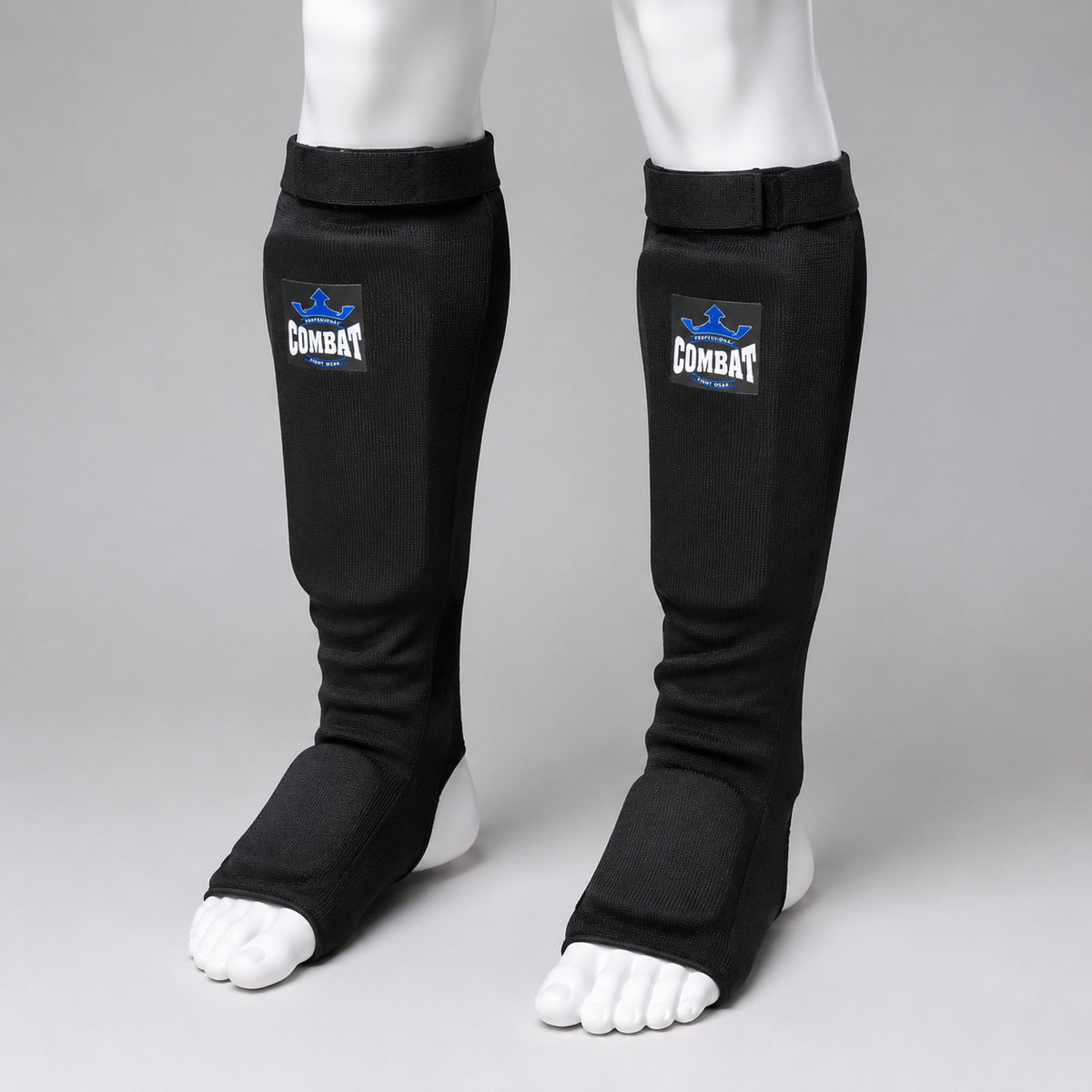 Protège-tibias et pieds en mousse Combat portés par un mannequin blanc