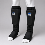 Protège-tibias et pieds en mousse Combat portés par un mannequin blanc