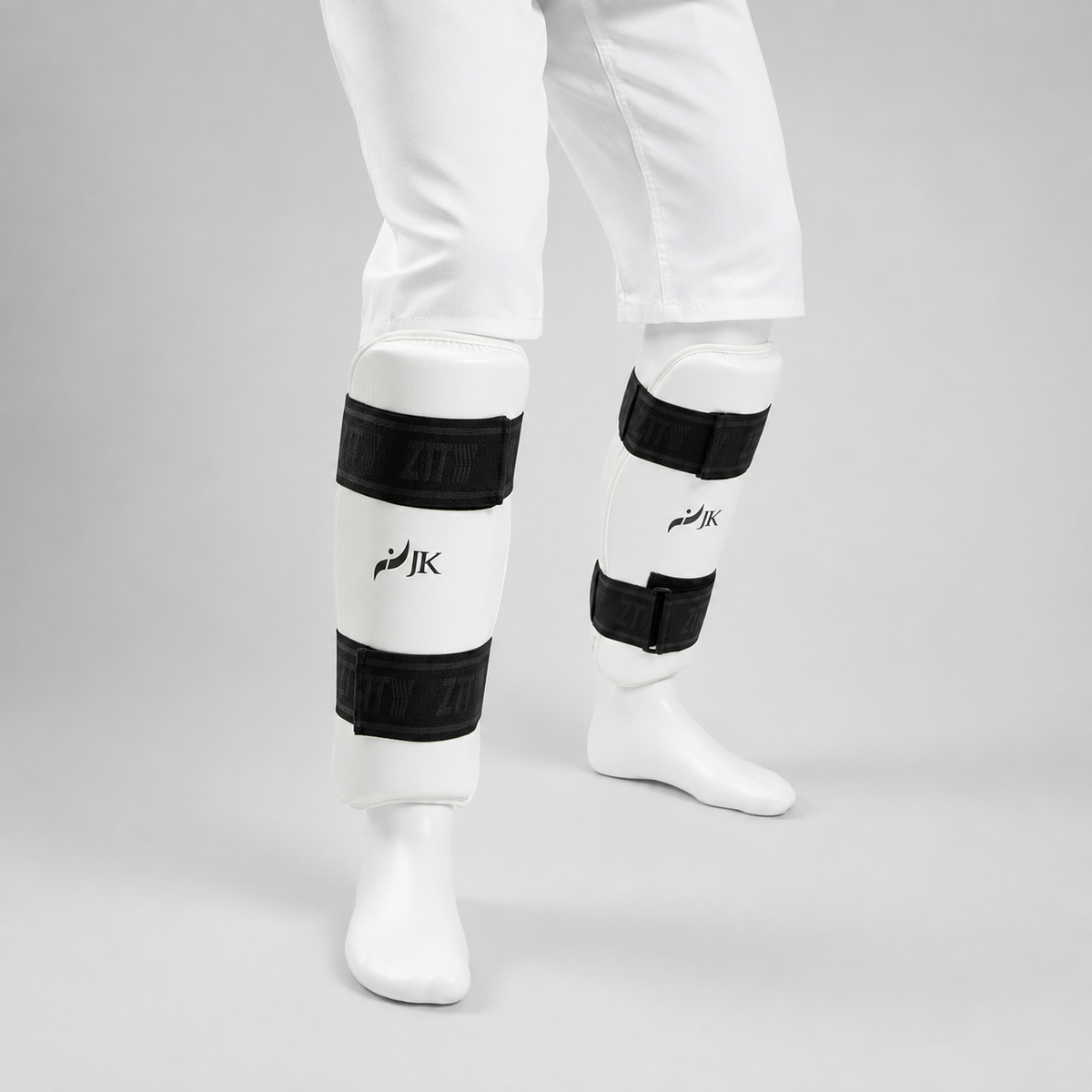 Protège-tibias taekwondo JK portés par un mannequin blanc