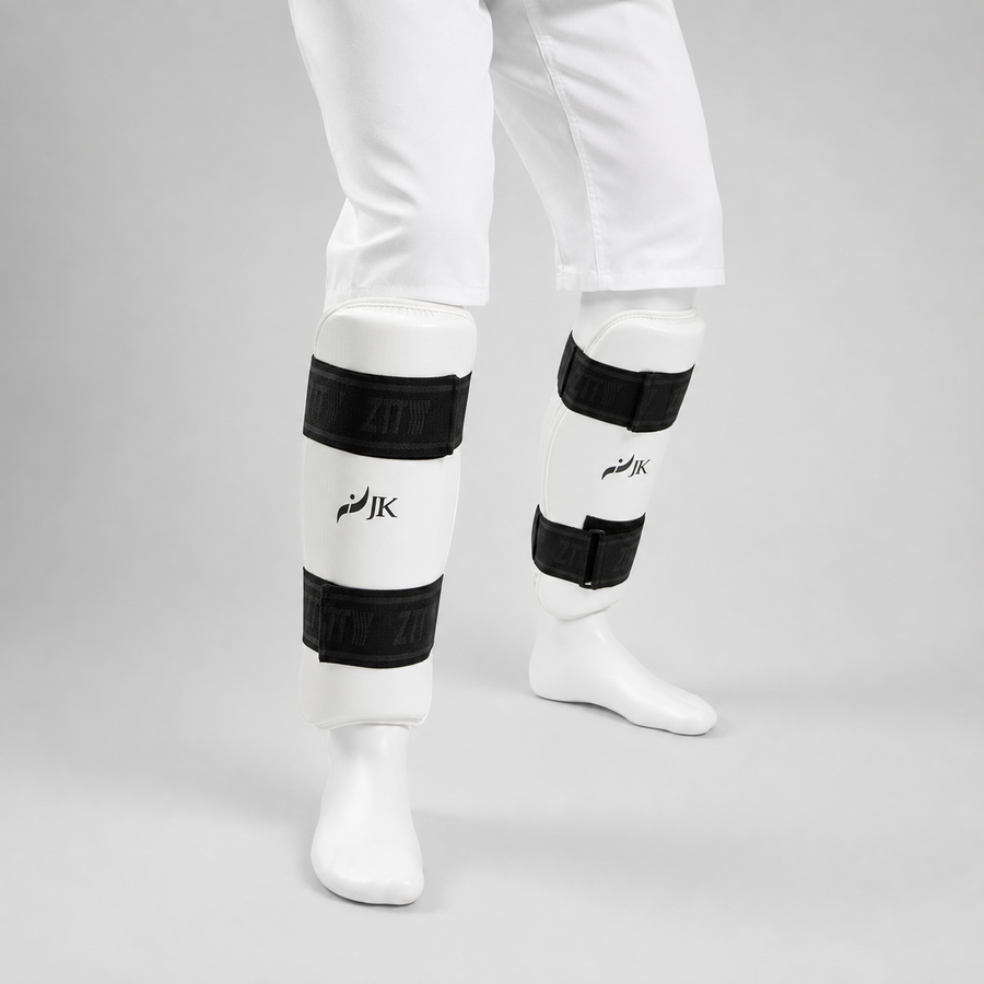 Protège-tibias taekwondo JK portés par un mannequin blanc