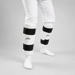 Protège-tibias taekwondo JK portés par un mannequin blanc